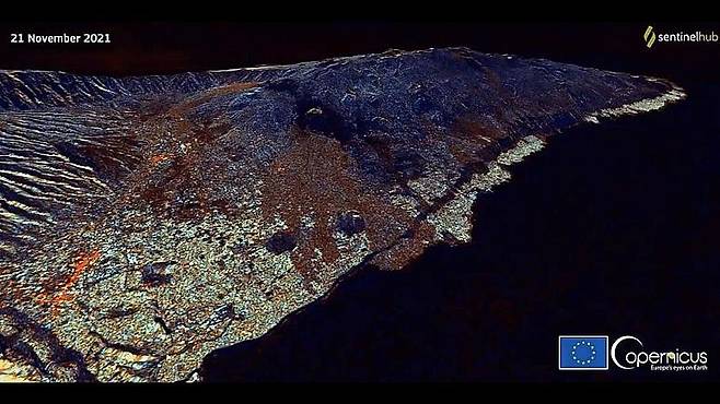 코페르니쿠스 위성이 촬영한 용암으로 넓어진 라팔마섬 해안.