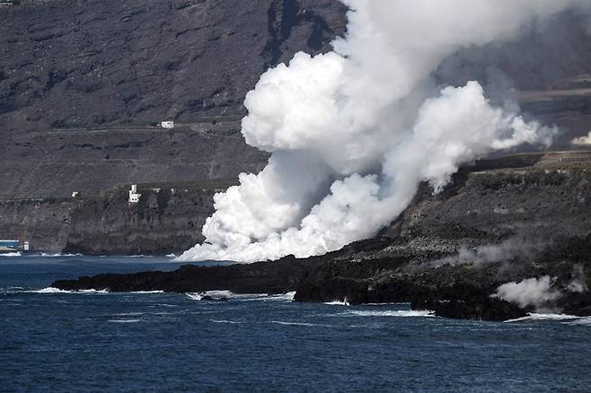 지난 22일 쿰브레 비에하 화산에서 흘러나온 용암이 바다에 가 닿은 모습. 사진=로이터 연합뉴스