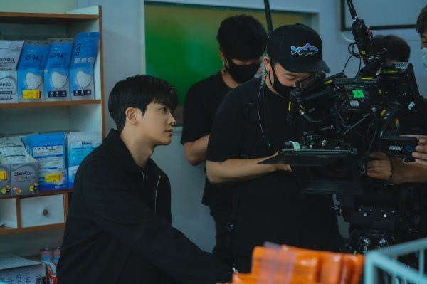 Han Hyo-joo, Park Hyung-sik show a more glowing co-work in DangerThe production team of the original Teabing Happiness (playplayed by Han Sang-woon, directed by Ahn Gil-ho) released the behind-the-scenes cut of Han Hyo-joo and Park Hyung-sik, which completed the New Normal City thriller with high synergy on the 23rd.Yunsae Spring (Han Hyo-joo) and Jung Ihyun (Park Hyung-sik) rely on each other and are fighting for Earth 2.The two people who struggle to protect the public good among the residents of the apartment who are exposed to fear and express their desires and selfishness gave a thrilling catharsis in the breathtaking tension.Happiness is realistically depicting the confusion and fear that the new Infection disease has brought.The confusion of those who faced today, which changed from yesterday, has been intensely sympathetic with the present age, which experienced pandemics (contagious pandemics).Now that I realize how precious a normal day with people is, I am attracted to those who struggle to regain the Happy that will not come back.At the center is Han Hyo-joo, Park Hyung-sik, who focused on characters and added strength to the production that emphasized psychological change.The chemistry of the two actors, which perfectly depicts the relationship between the 13 year old Yunsae spring and Jung Ihyun, which make you smile even in a tense tension, is another observation point.The secret of the synergy between Han Hyo-joo and Park Hyung-sik, which are the best in ability and excitement, is also conveyed in the public behind-the-scenes photos.The two men who started Earth 2 in the blocked apartment faced a more brutal reality than the madness.The discrimination between classes in one apartment was bitter, and the fear brought by Infection disease brought another catastrophe.The two Choices move to keep their precious daily life rather than avoid the danger is like hope in extreme confusion.The performance of the two people who are skilled and unrestrained as police commandos and homicide detectives makes the story of the future more interesting.The scene of the reversed filming of the lunch box commando, which had sweat in the hands in the last broadcast, also attracts attention.In the situation of being isolated in 101, the journey of those who formed to look at the outside movement and to get food added tension.The actors cheerful man, who has been talking for a while while talking about the break time, gives a warm heart.Infection disease is spreading out of control, and the development of therapeutic drugs is unclear.Public values began to collapse in the Earth 2 threat, and other East Infections penetrated 101, leading Danger to its peak. It is not safe outside.The access control area spreads, and support does not know how long.Yunsae Spring and Jung Ihyun in Danger, which have no end in sight, wonder if they can secure safety by keeping the public line until the end.The production team said, Yunsae spring and Jung Ihyun are like small hopes in Danger.Please pay attention to what kind of Choices the two struggling people in the more intense Danger are going to do in fear of Infection disease, in the confusion of people who are colliding, he said. Watch what the changes in apartment residents who are threatened by Earth 2 will also result.Happy is released every Friday and Saturday at 10:40 pm on Teabing and TVN.