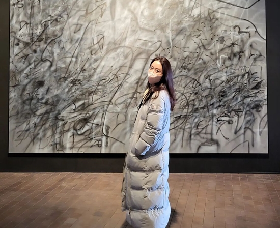 Jeon Hye-bin posted a picture on his instagram on the 23rd with an article entitled A perfect date on a day that suddenly gets cold.The photo showed Jeon Hye-bin, who visited the museum wearing a gray long padding to his ankle.Jeon Hye-bin said, I was happy today with my mother Eugene, who is a member of the Lium Museum in Thailand, which is not envious of the European Museum of Art.The season of long padding has already come, Bonga, he said.Netizens are responding that It will be so beautiful even if you wear long padding, I have seen it passing, it is so beautiful, Pretty goddess, and I will warm to my ankles.Meanwhile, Jeon Hye-bin married a two-year-old dentist in 2019, who appeared on KBS 2TVs OK Photon.Photo: Jeon Hye-bin Instagram