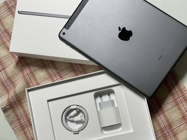 아이패드9 구성품에는 충전기가 포함돼 있다. /사진=백유진 기자 byj@