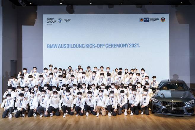 BMW 그룹 코리아가 지난 23일 인천 영종도 BMW 드라이빙 센터에서 독일식 일·학습 병행 프로그램 ‘BMW 아우스빌둥’의 제5기 발대식을 개최한 뒤 교육생들과 기념사진을 찍고 있다. (사진=BMW그룹 코리아)