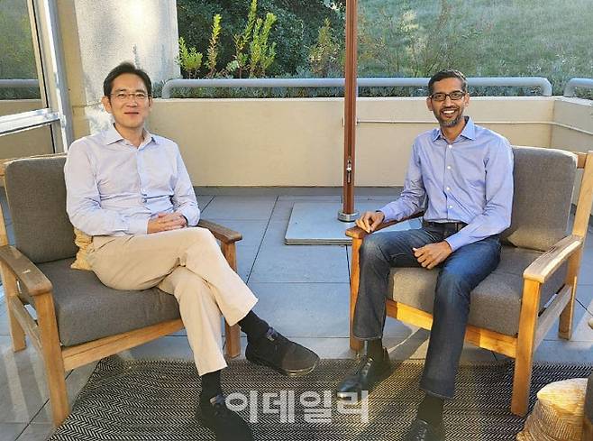 지난 22일(현지시각) 미국 캘리포니아주 마운틴뷰 구글 본사에서 만난 이재용 삼성전자 부회장(왼쪽)과 순다르 피차이(Sundar Pichai) 구글 CEO(오른쪽)의 모습(사진=삼성전자)