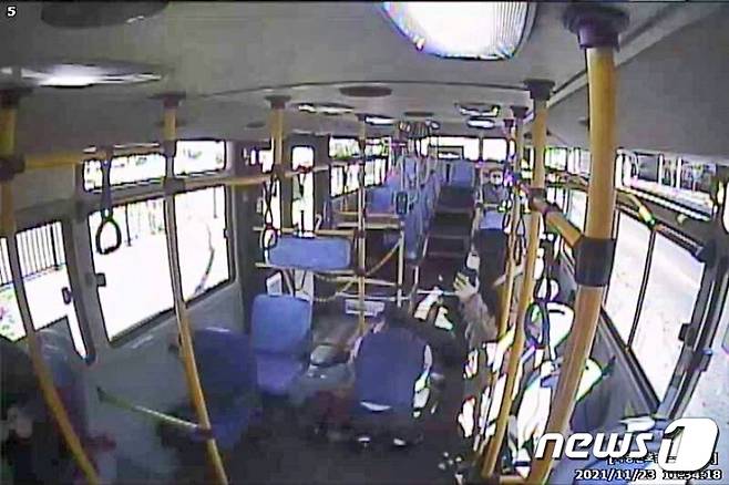 (경주=뉴스1) 최창호 기자 = 시내버스 안에서 의식을 잃고 쓰러진 50대 승객을 버스기사와 승객들이 심폐소생술(CPR)로 소중한 생명을 구했다. 버스 CCTV화면.(경주시제공)2021.11.24/© 뉴스1