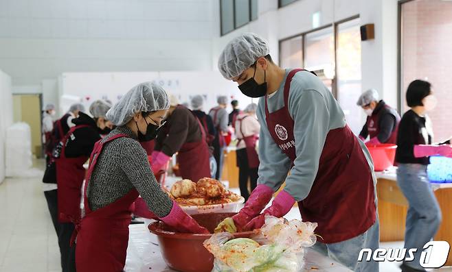 덕성여대는 24일 학생회관에서 '2021 사랑의 김장 담그기·나눔 봉사활동'을 진행했다. (덕성여대 제공) © 뉴스1