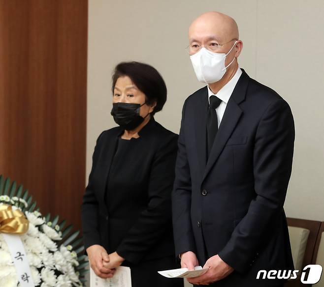 고 전두환 전 대통령 부인 이순자씨(왼쪽)과 차남 전재용씨. 2021.11.24/뉴스1 © News1 이승배 기자