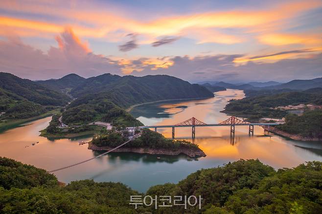 최우수상작품(노을 속 옥순대교와 출렁다리).사진=제천시