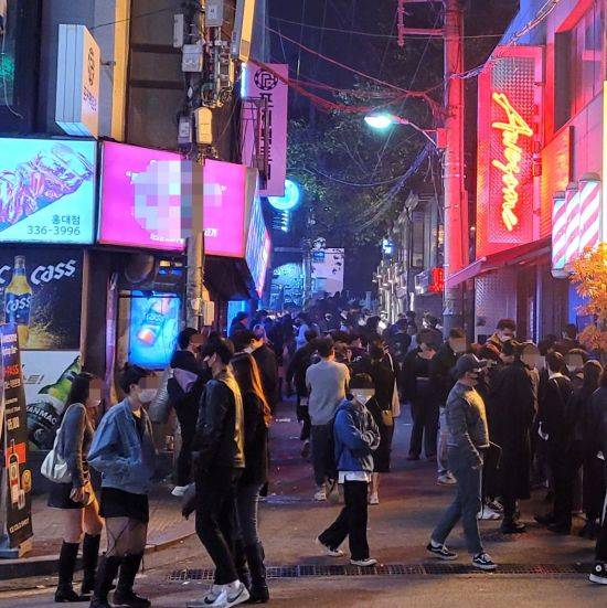 정부의 단계적 일상화 결정에 따라 영업시간 제한과 이용객 제한이 완화된 지난 1일 밤 서울 마포구 홍대 앞 주점이 이용객들로 붐비고 있다.  ＜사진=연합뉴스＞
