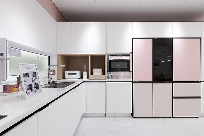 'LX Z:IN(LX지인) 셀렉션 제스트(ZEST)' 시리즈_크림화이트 제품이 적용된 주방공간 /LX하우시스 제공