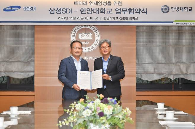 23일 한양대학교에서 삼성SDI와 한양대학교가 한양대-삼성SDI 배터리 인재양성 과정 협약식을 진행했다. 삼성SDI 연구소장 장혁 부사장(왼쪽)과 한양대 이주 공과대학 학장.