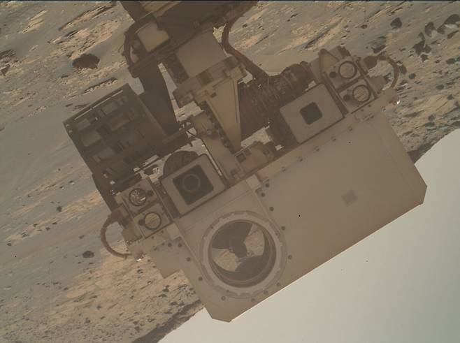 3303솔에 셀카를 찍은 큐리오시티. 로버 팔 끝에 장착된 'MAHLI(Mars Hand Lens Imager)' 카메라로 촬영했다. 사진=NASA/JPL-Caltech/MSSS