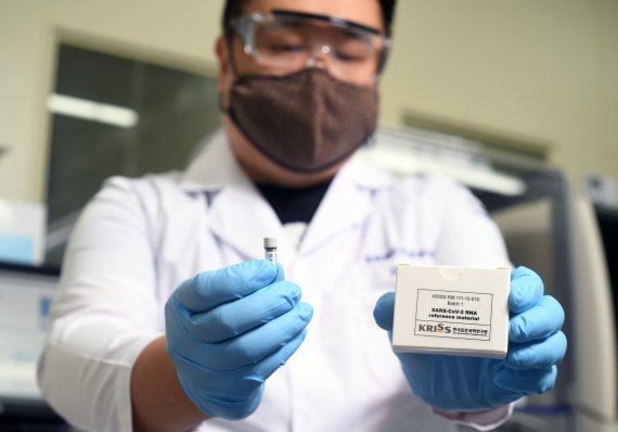 한국표준과학연구원(KRISS) 미생물분석표준팀 김세일 책임연구원이 이번에 개발한 코로나19 델타변이 바이러스 유전자 표준물질을 보여주고 있다. 표준과학연구원 제공