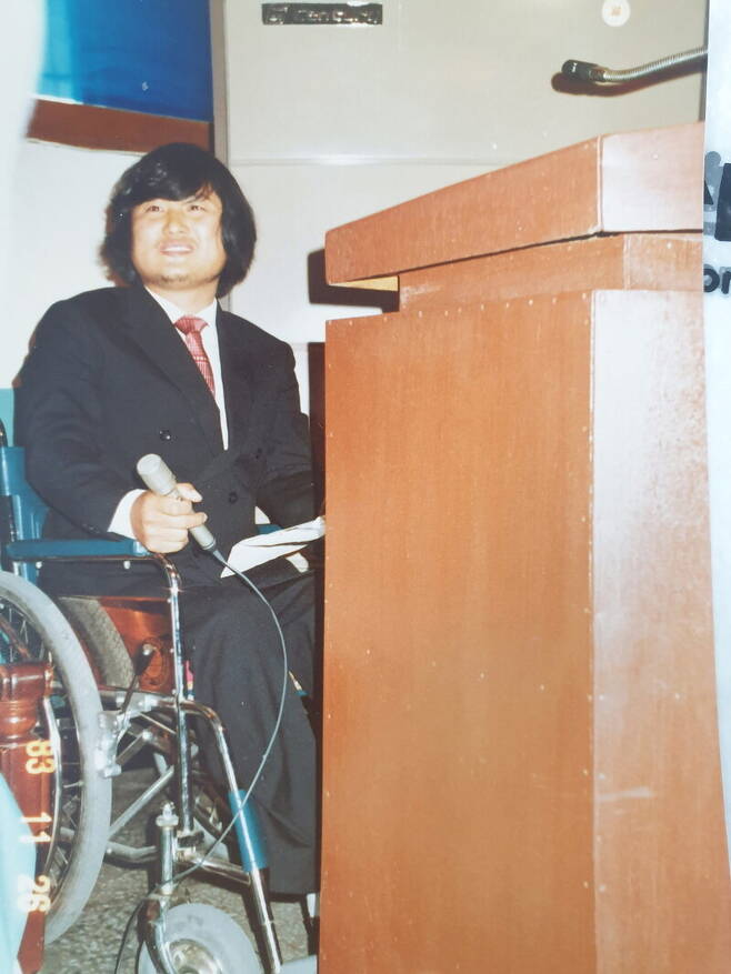1983년 이지현 5·18부상자동지회 초대회장의 결혼식에서 사회를 보던 이광영씨 모습. 이지현씨 제공