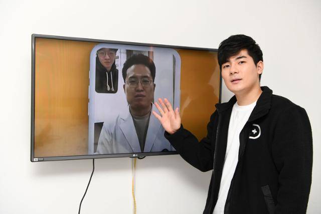 장지호 닥터나우 대표가 원격진료하는 모습을 대형 디스플레이에 띄워놓고 설명하고 있다. 한지은 인턴기자