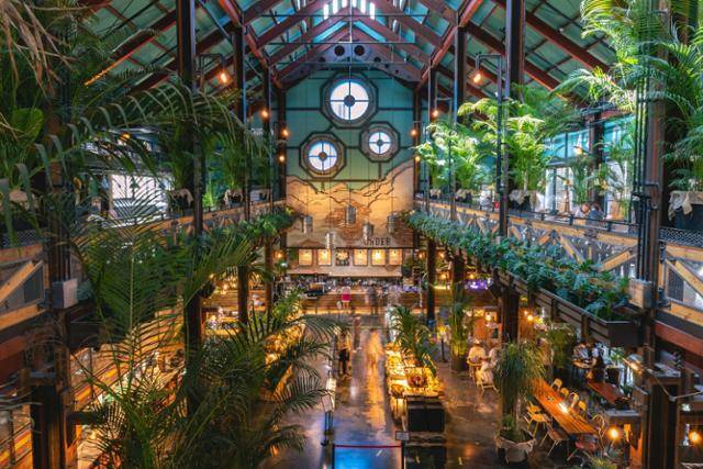 경기 파주에 위치한 대규모 공장형 카페 더티트렁크 전경. CIC F&B 제공.