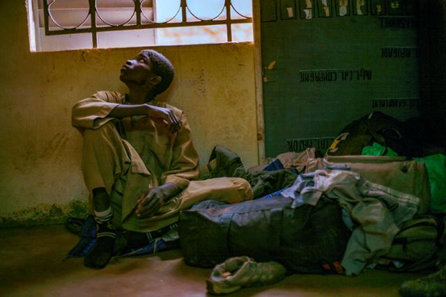 아프리카 말리의 세바레 지역에 있는 한 교도소 감방에 16세 소년이 수감돼 있다. 극단주의 조직에서 일했다는 혐의로 체포된 소년이다. 세바레=AP 연합뉴스