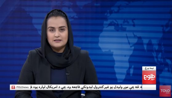 아프간의 여성 앵커 베헤시타 아르간드(24)가 지난 8월 탈레반의 카불 접수 직후 톨로뉴스에서 탈레반 대변인을 인터뷰한 모습. [유튜브 캡처]