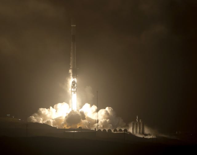 23일(현지시간) 미국 캘리포니아주 밴덴버그 우주군 기지에서 '쌍 소행성 궤도수정 실험(DART)' 우주선이 탑재된 스페이스X의 팰컨9 로켓이 발사되고 있다. AP연합뉴스