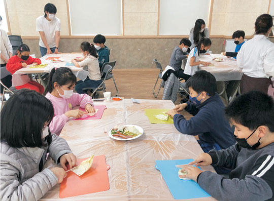 지난 3월 25일 전주시 완산구 평화사회복지관 강당에서 지역 아동들이 다문화 음식 체험을 하는 모습.   초록우산어린이재단 제공