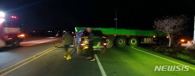 [영천=뉴시스] 이은희 기자= 24일 오후 영천시 고경면 한 도로에서 화물차와 SUV 차량이 충돌하는 사고가 발생했다. (사진=영천경찰서 제공) 2021.11.24. photo@newsis.com
