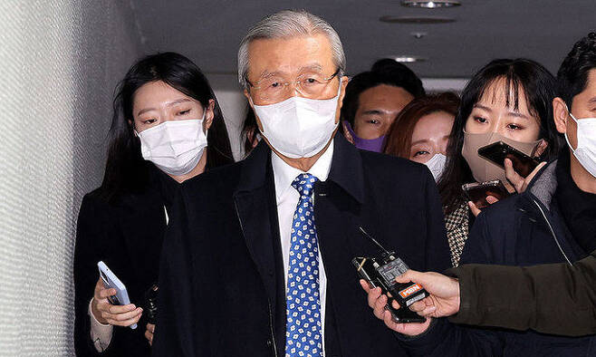 국민의힘 김종인 전 비상대책위원장(왼쪽 두번째)이 24일 서울 종로구 사무실로 들어서며 취재진의 질문을 받고 있다. 뉴스1
