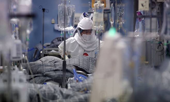 24일 코로나19 거점전담병원인 평택 박애병원의 중환자실에서 의료진이 진료를 하고 있다. 연합뉴스