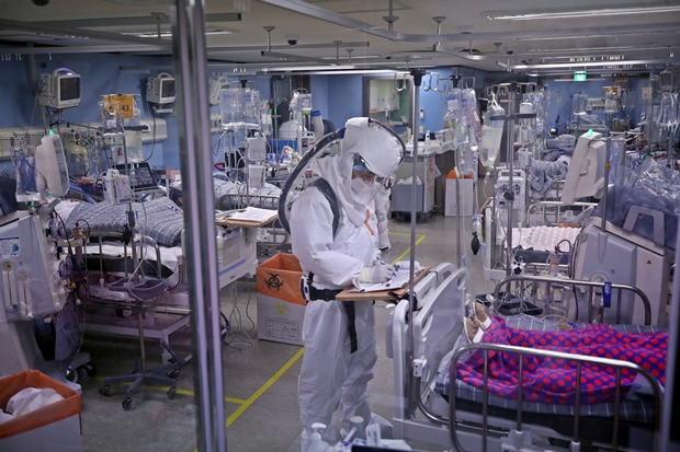 24일 코로나19 거점전담병원인 평택 박애병원의 중환자실에서 의료진이 진료를 하고 있다.