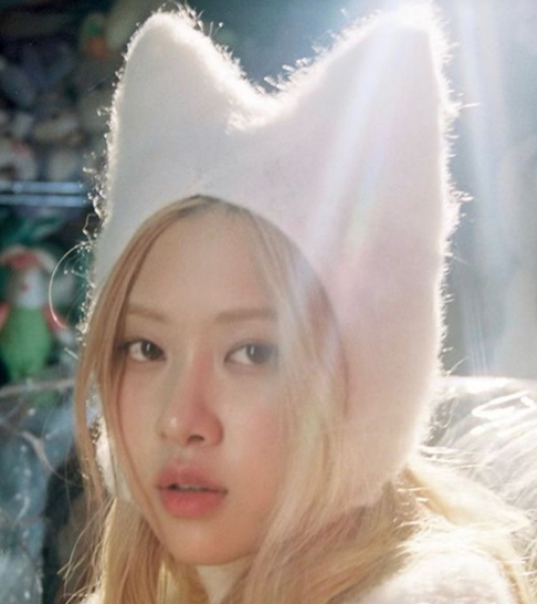 Rosé posted several photos of himself wearing a rabbit hat on Instagram on Monday, along with the phrase Just for fun (what Ive done for fun).In the photo, Rosé is seen posing under the dazzling sunshine in a cute rabbit fur hat, showing her fairy beauty with a long blond line that matches Rosés skin color.Rosé reveals her cuteness in a light pink short-sleeved knit, which is identical to a light pink rabbit hair hat.The netizens who watched the photo praised Rosés cuteness, saying, I am confused whether it is a cat or a rabbit, but Rosé is so beautiful and the cutest rabbit in the world.BLACKPINKs How You Like That music video, a group of Rosés, proved to be a global girl group on the 12th, exceeding 1 billion views on YouTube.Photo Rosé SNS Capture