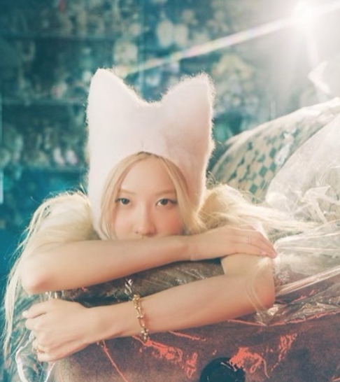 Rosé posted several photos of himself wearing a rabbit hat on Instagram on Monday, along with the phrase Just for fun (what Ive done for fun).In the photo, Rosé is seen posing under the dazzling sunshine in a cute rabbit fur hat, showing her fairy beauty with a long blond line that matches Rosés skin color.Rosé reveals her cuteness in a light pink short-sleeved knit, which is identical to a light pink rabbit hair hat.The netizens who watched the photo praised Rosés cuteness, saying, I am confused whether it is a cat or a rabbit, but Rosé is so beautiful and the cutest rabbit in the world.BLACKPINKs How You Like That music video, a group of Rosés, proved to be a global girl group on the 12th, exceeding 1 billion views on YouTube.Photo Rosé SNS Capture