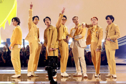 아메리칸 뮤직 어워드에서 3관왕을 차지한 방탄소년단(BTS)(사진=AFP).