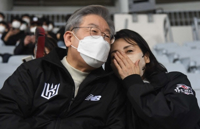 이재명 더불어민주당 대선후보와 부인 김혜경 씨가 18일 서울 고척돔에서 열린 프로야구 한국시리즈 4차전을 관람했다. (사진=국회사진기자단)