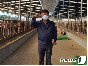 19회 전국축산물품질평가대상에서 국무총리상을 받은 한우 부문 김대중씨. (농림부 제공) /2021.11.25/ © 뉴스1 © 뉴스1