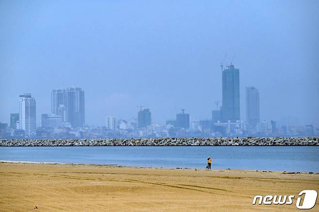 스리랑카 수도 콜롬포의 항구 건설 현장에서 지난달 28일(현지시간) 노동자가 작업을 하고 있다. © AFP=뉴스1 © News1 원태성 기자