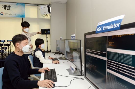 한국전자통신연구원(ETRI) 연구진이 5G 단독모드 통신을 시연하기 위한 5G 스몰셀, 5G Core Emulator, 단말 진단장치를 운용하고 있다.