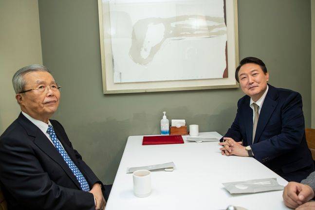 24일 윤석열 국민의힘 대선후보와 김종인 전 비상대책위원장이 만찬 회동을 하기 위해 서울시내의 한 식당에서 만났다. . ⓒ국회사진취재단