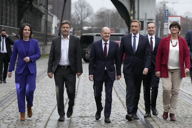 독일 사회민주당(SPD)의 올라프 숄츠 부총리 겸 재무장관(왼쪽에서 세번째)이 24일(현지시간) 녹색당·자유민주당(FDP) 대표들과 함께 공동 기자회견장으로 향하고 있다. 2021.11.25. [베를린(독일)=AP/뉴시스]