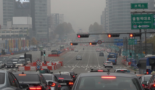 서울지역에 초미세먼지(PM2.5) 비상저감조치가 발령된 지난 21일 오전 서울 강남구 삼성동 부근 도로에서차량이 오가고 있다. 연합뉴스