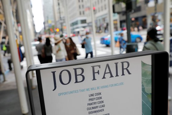 미국 뉴욕 맨해튼 5번가에 9월 3일(현지시간) 취업 행사를 안내하는 입간판이 서 있다. 미국의 지난주 신규 실업수당 신청자 수는 52년여만에 최저 수준으로 급감했다. 로이터뉴스1