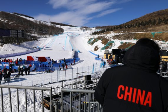 중국 허베이성 장자커우의 베이징 동계 올림픽 스키 경기장에서 25일 국제스키연맹(FIS)의 스키 대회가 진행되고 있다.로이터뉴스1