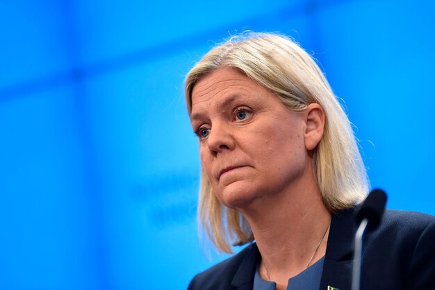 스웨덴의 첫 여성총리 당선자 마그달레나 안데르손이 24일 의회 예산안 표결 뒤 기자회견을 하고 있다. 스톡홀름/AFP 연합뉴스