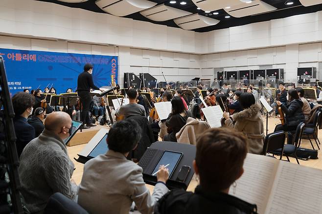 지난 22일 오후 서울 예술의전당 동편 언덕배기에 자리 잡은 국립예술단체 공연 연습장 엔(N)스튜디오에서 ‘작곡 오디션’을 겸한 ‘오케스트라 리딩’이 진행되고 있다. 코리안심포니 제공