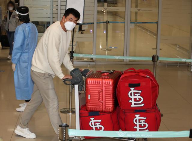 시즌을 마친 김광현이 지난 10월 11일 인천국제공항을 통해 귀국하고 있다. 뉴시스