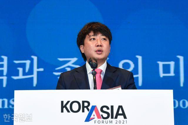 이준석 국민의힘 대표가 25일 한국일보·코리아타임스 주최로 서울 웨스틴조선호텔에서 열린 '2021 코라시아포럼'에 참석해 축사를 하고 있다. 이한호 기자