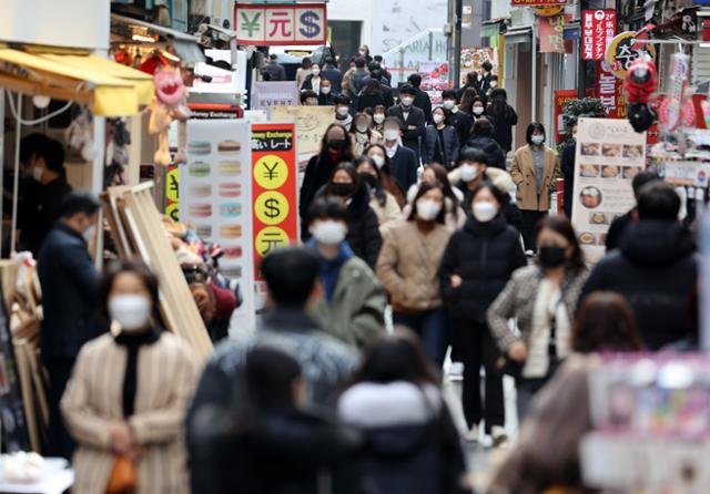 25일 시민들이 서울 중구 명동거리를 가득 메우고 있다. 뉴스1