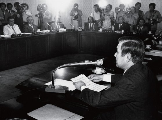 노태우 민정당 대표위원이 1987년 6월 29일 여의도 당사에서 대통령 직선제 개헌을 골자로 하는 6·29 선언을 발표했다.