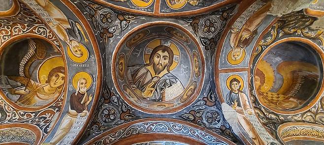 어둠의 교회 천장에 그려진 성화. 디테일이 놀랄 만큼 치밀하다. 가장 높은 천장에 그려진 벽화여서 그런지 예수 얼굴이 손상되지 않았다.