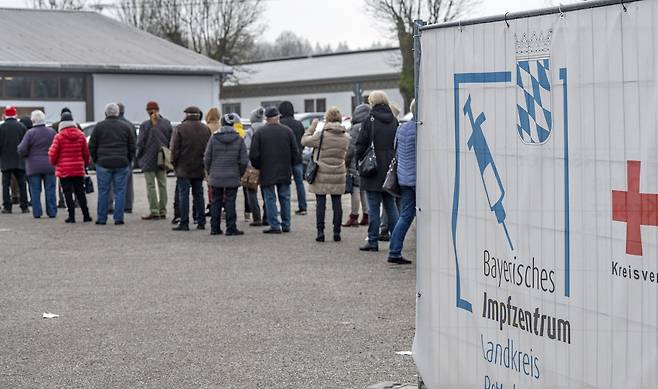 독일 에겐펠덴 시민들이 24일 줄지어 코로나 백신 접종을 하고 있다. AP=연합뉴스
