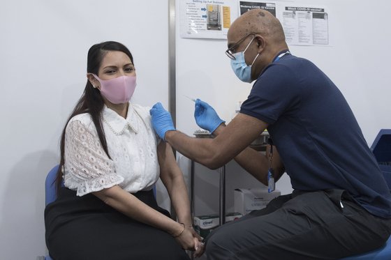 프리티 파텔 영국 내무부 장관이 백신 접종을 받는 모습. [AP=연합뉴스]