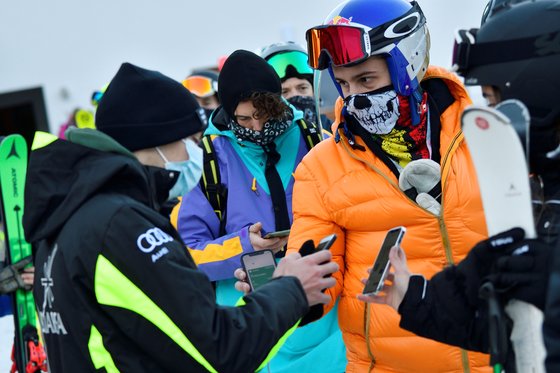지난 20일(현지시간) 이탈리아 북부의 한 스키장에서 이용객들이 '그린 패스'를 보여주고 있다. [로이터=연합뉴스]