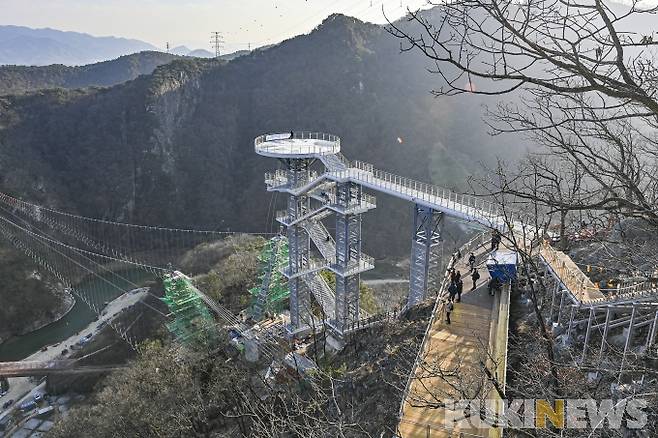 강원 원주시는 27일부터 간현관광지 소금산 그랜드밸리 일부 구간을 일반인에게 개방한다고 밝혔다.